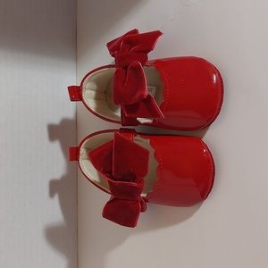 INFANT RED MARY JANE SHOES WITH RED    VELVET BOWS SIZE 9 to 12 MONTHS